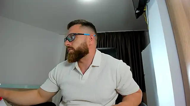 Snapshot of Findom_guy chatting on 06-01-26, 04:41 Findom guy online show from 06-01-26, 04:41