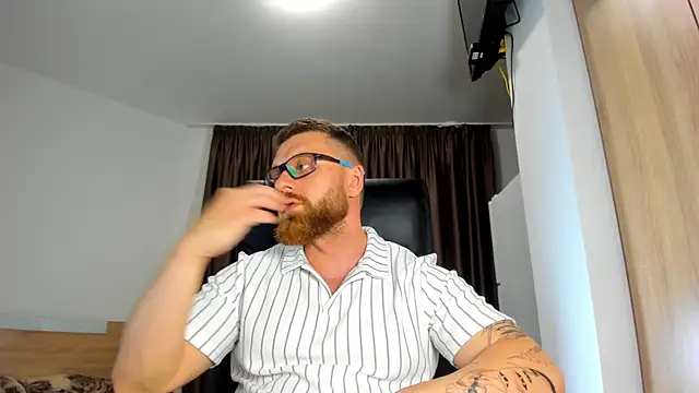 Snapshot of Findom_guy chatting on 06-17-26, 03:35 Findom guy online show from 06-17-26, 03:35
