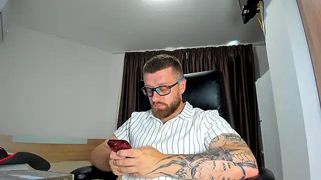 Snapshot of Findom_guy chatting on 07-14-26, 03:18 Findom guy online show from 07-14-26, 03:18