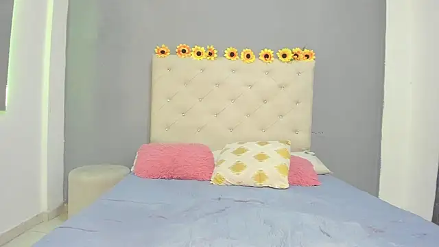 Snapshot of violetasimonz chatting on 03-15-25, 04:54 violetasimonz online show from 03-15-25, 04:54