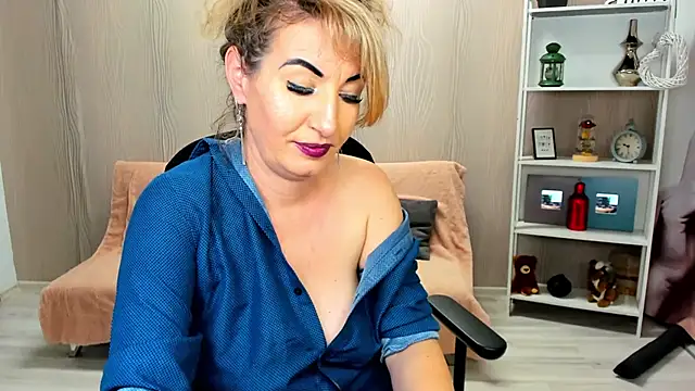 Cassandra Hotty online show from 03-11-25, 07:26