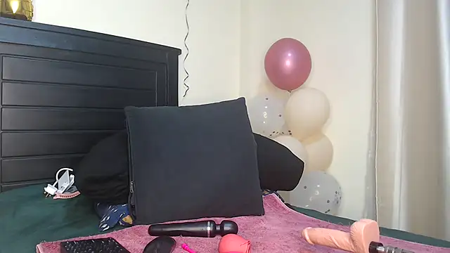 Snapshot of NIKKIE_LOVE chatting on 01-26-25, 04:09 NIKKIE LOVE online show from 01-26-25, 04:09