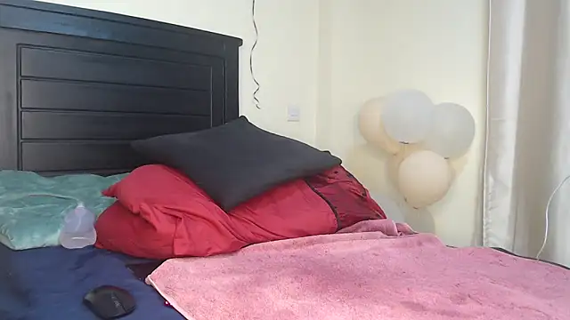 Snapshot of NIKKIE_LOVE chatting on 02-13-25, 04:00 NIKKIE LOVE online show from 02-13-25, 04:00