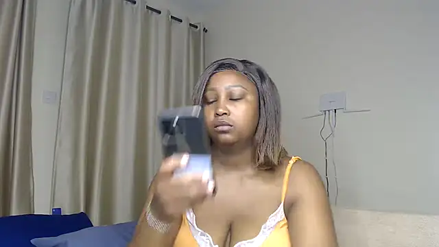 Snapshot of NIKKIE_LOVE chatting on 10-15-25, 01:17 NIKKIE LOVE online show from 10-15-25, 01:17