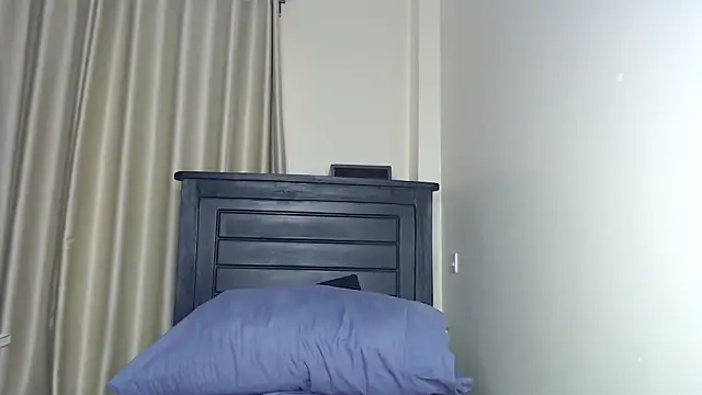 Snapshot of NIKKIE_LOVE chatting on 11-11-25, 04:12 NIKKIE LOVE online show from 11-11-25, 04:12