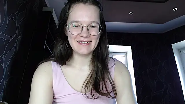 Snapshot of MiriamOr chatting on 03-21-25, 11:01 MiriamOr online show from 03-21-25, 11:01