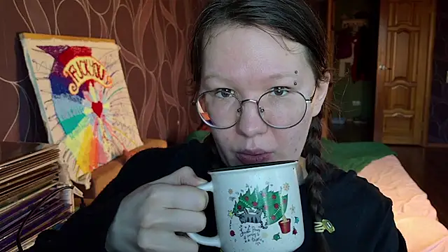 Snapshot of MiriamOr chatting on 12-15-25, 08:51 MiriamOr online show from 12-15-25, 08:51