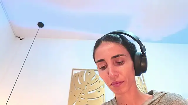 Nina Cavaali online show from 10-08-25, 06:16