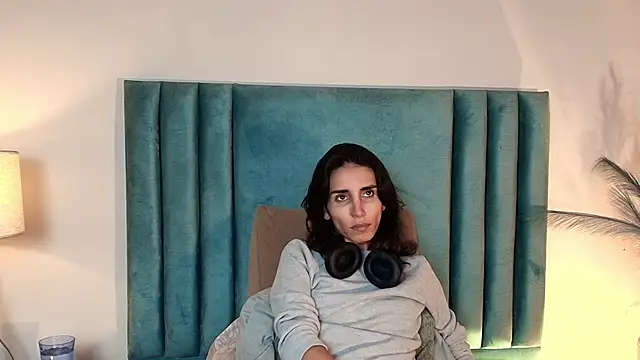 Nina Cavaali online show from 10-12-25, 04:28