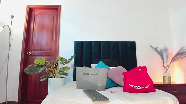 Nina Cavaali online show from 10-15-25, 06:19