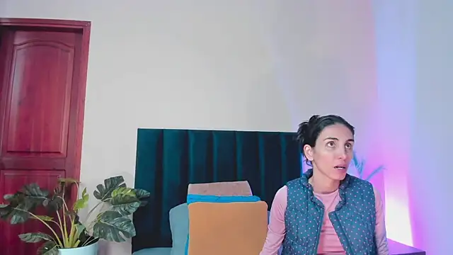 Nina Cavaali online show from 11-28-25, 06:21