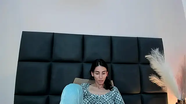 Nina Cavaali online show from 12-13-25, 07:53