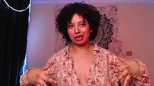 Snapshot of michell_bling1 chatting on 12-15-24, 06:29 michell bling1 online show from 12-15-24, 06:29