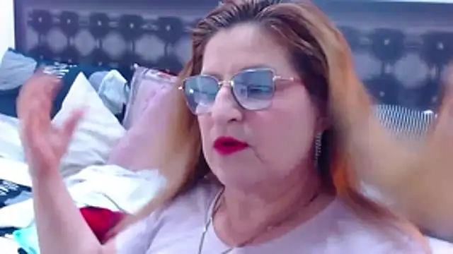 Snapshot of sandra_20 chatting on 10-28-25, 11:25 sandra 20 online show from 10-28-25, 11:25