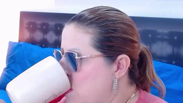 Snapshot of sandra_20 chatting on 11-16-25, 10:10 sandra 20 online show from 11-16-25, 10:10