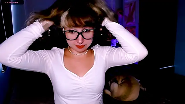 Snapshot of Cosmo_Riri chatting on 09-20-25, 04:13 Cosmo Riri online show from 09-20-25, 04:13