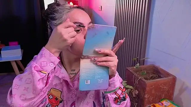 Cuttiealice online show from 11-18-25, 02:21