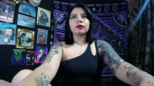 Snapshot of Yourmadame_P chatting on 10-22-25, 12:22 Yourmadame P online show from 10-22-25, 12:22