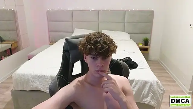 Snapshot of cute_thomas chatting on 12-21-24, 11:02 cute thomas online show from 12-21-24, 11:02