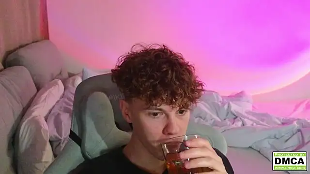 Snapshot of cute_thomas chatting on 09-25-25, 06:44 cute thomas online show from 09-25-25, 06:44