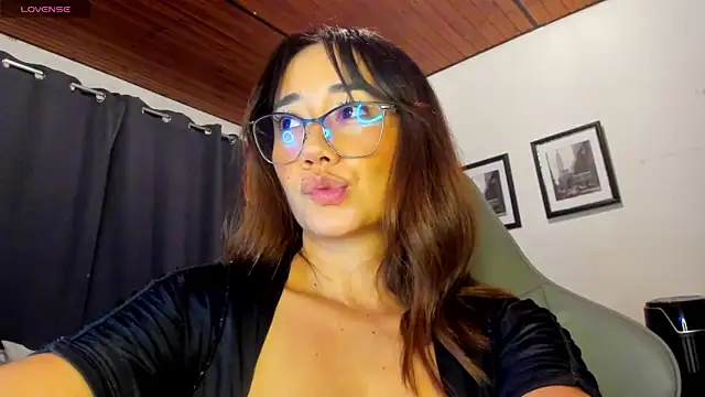 Snapshot of sofimendoza chatting on 12-22-25, 04:53 sofimendoza online show from 12-22-25, 04:53