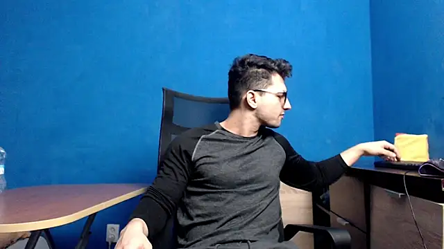 Snapshot of alex_blu chatting on 12-02-24, 07:25 alex blu online show from 12-02-24, 07:25