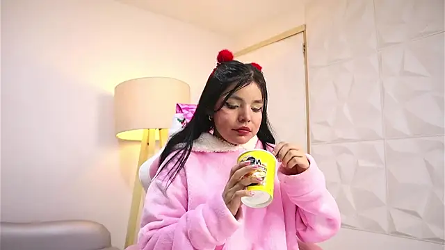 Snapshot of dianebleu chatting on 11-26-25, 04:35 dianebleu online show from 11-26-25, 04:35