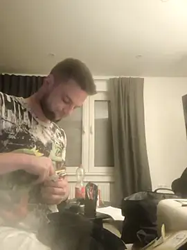 Snapshot of Youngtimer_1997 chatting on 03-10-25, 01:12 Youngtimer 1997 online show from 03-10-25, 01:12