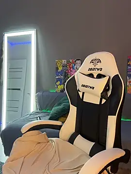 julia fly online show from 02-02-25, 02:45