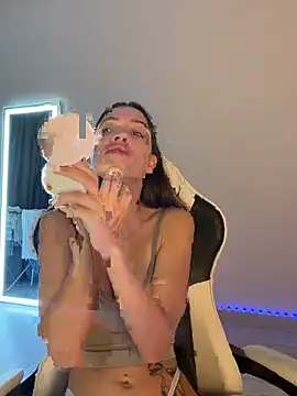 julia fly online show from 05-24-26, 08:52