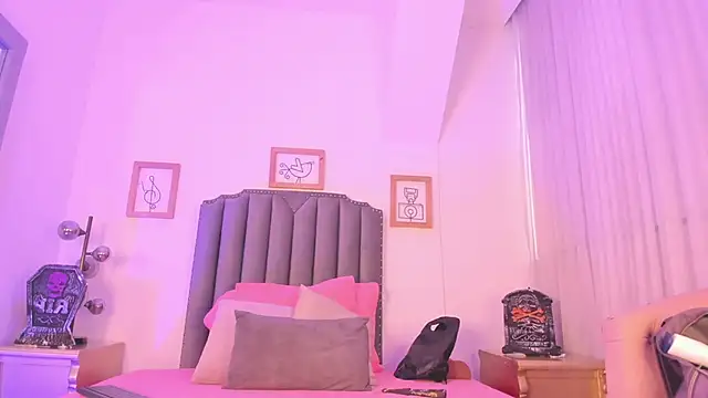 Snapshot of Vega___16 chatting on 10-31-25, 11:44 Vega 16 online show from 10-31-25, 11:44