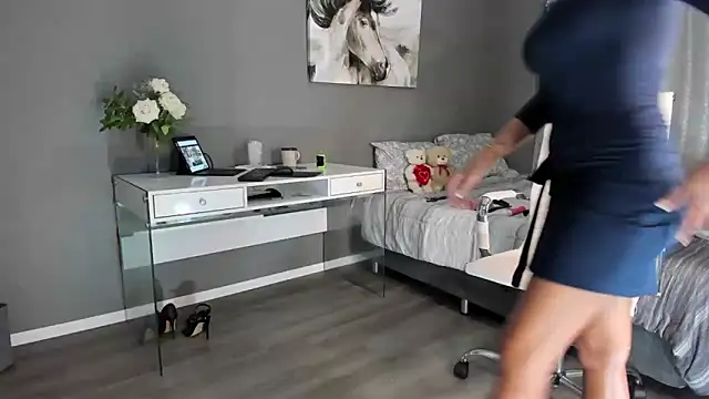 Hotbeebee online show from 04-24-26, 12:24