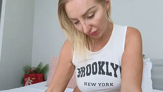 Snapshot of Allys chatting on 09-16-25, 05:41 Allys online show from 09-16-25, 05:41