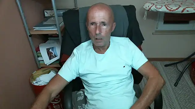 Snapshot of olibrius71 chatting on 10-11-25, 07:45 olibrius71 online show from 10-11-25, 07:45