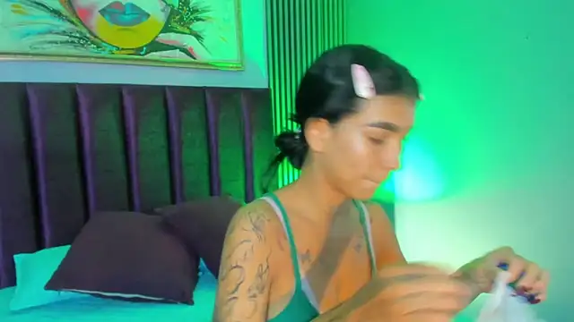 LauraAristizabal online show from 11-21-25, 12:37