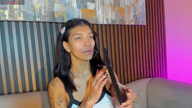 LauraAristizabal online show from 12-14-25, 12:54