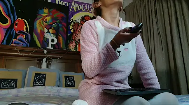 Snapshot of MINI_Petite chatting on 12-24-24, 05:27 MINI Petite online show from 12-24-24, 05:27