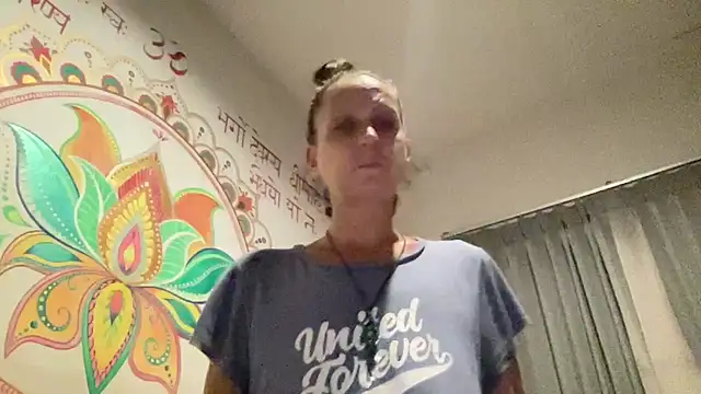 Snapshot of Sexy-Mel chatting on 02-07-26, 04:00 Sexy-Mel online show from 02-07-26, 04:00