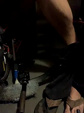 Snapshot of Likewise chatting on 11-18-25, 04:00 Likewise online show from 11-18-25, 04:00