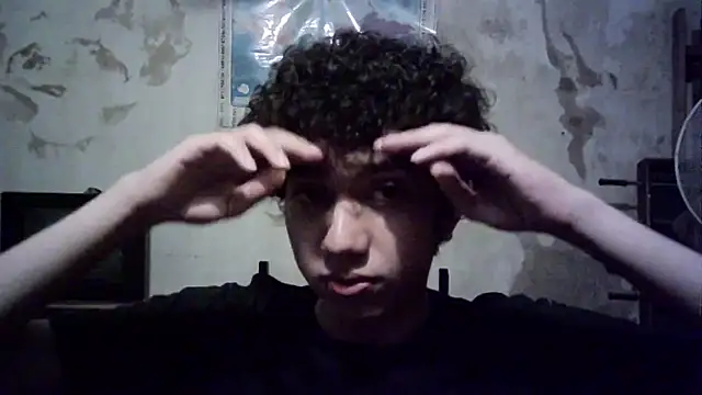 Snapshot of Emv2 chatting on 12-18-25, 06:52 Emv2 online show from 12-18-25, 06:52