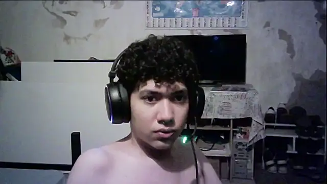 Snapshot of Emv2 chatting on 02-16-26, 03:57 Emv2 online show from 02-16-26, 03:57