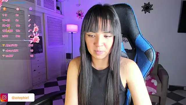 Snapshot of Miss_Nicole chatting on 12-29-24, 04:27 Miss Nicole online show from 12-29-24, 04:27