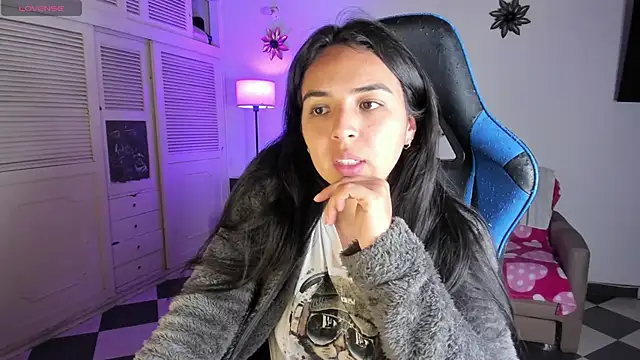 Snapshot of Miss_Nicole chatting on 12-31-24, 01:15 Miss Nicole online show from 12-31-24, 01:15