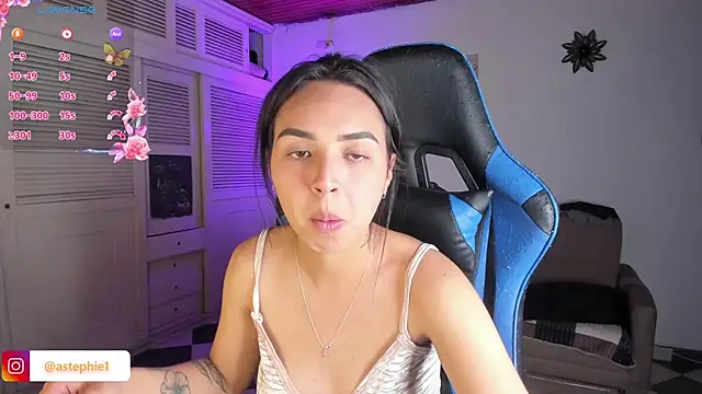 Snapshot of Miss_Nicole chatting on 01-09-25, 01:18 Miss Nicole online show from 01-09-25, 01:18