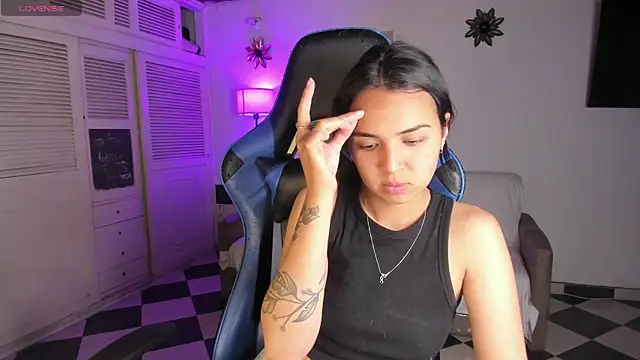 Snapshot of Miss_Nicole chatting on 01-17-25, 01:47 Miss Nicole online show from 01-17-25, 01:47