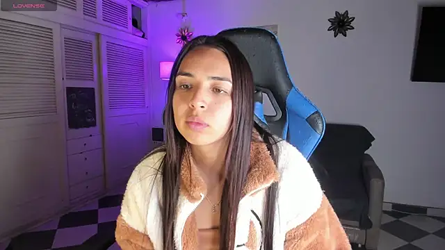 Snapshot of Miss_Nicole chatting on 01-20-25, 01:18 Miss Nicole online show from 01-20-25, 01:18