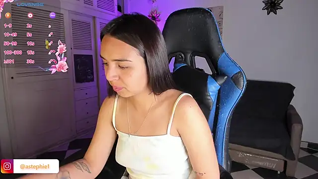 Snapshot of Miss_Nicole chatting on 01-23-25, 01:19 Miss Nicole online show from 01-23-25, 01:19