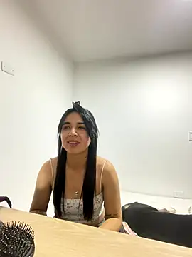 Snapshot of Miss_Nicole chatting on 10-19-25, 12:33 Miss Nicole online show from 10-19-25, 12:33