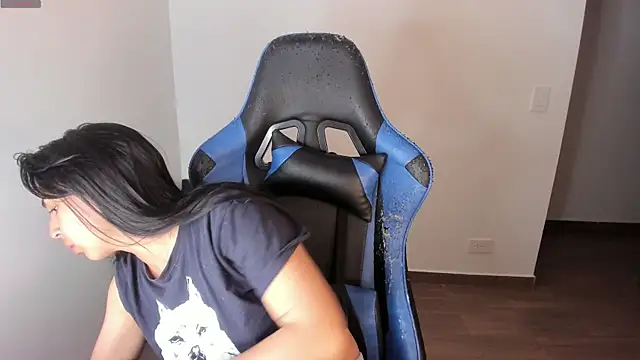 Snapshot of Miss_Nicole chatting on 10-23-25, 01:27 Miss Nicole online show from 10-23-25, 01:27