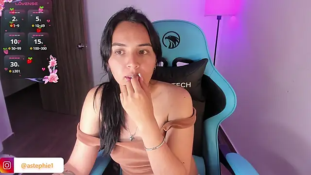 Snapshot of Miss_Nicole chatting on 11-16-25, 02:39 Miss Nicole online show from 11-16-25, 02:39